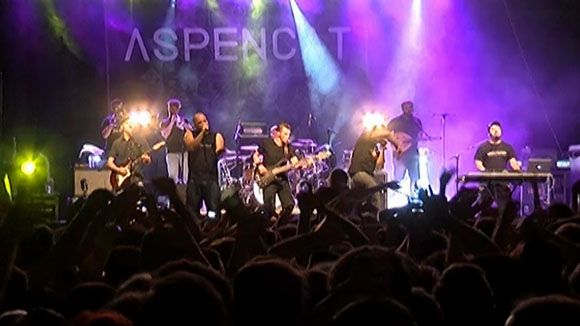 El grup Aspencat fa vibrar la plaça d'Octavià al ritme de 'Tot és ara'