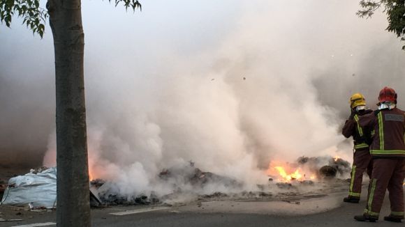 Cremen vuit contenidors en tres incendis aquesta matinada