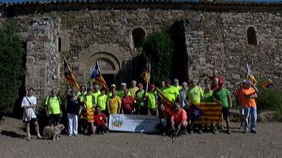 Alt: Els caminants de la Marxa Som reflexionen a Valldoreix sobre un nou model de país