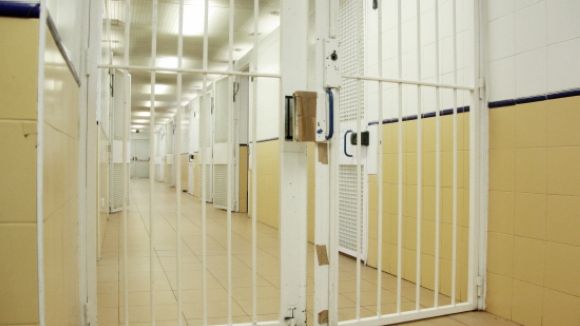 L'Ajuntament demana al govern espanyol que tanqui els Centres d'Internament d'Estrangers