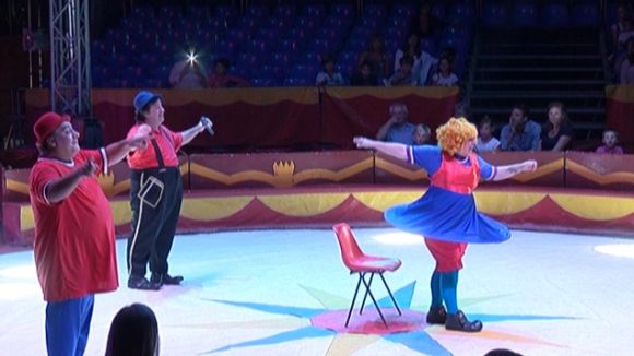 Els pallassos i els personatges animats de la televisió enlluernen el públic al Circ de Catalunya