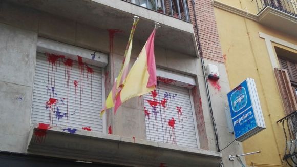Apareixen de nou pintades a la façana de la seu del PP
