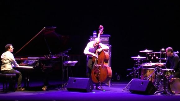 El contrabaix de l'Avishai Cohen Trio omple el Teatre-Auditori