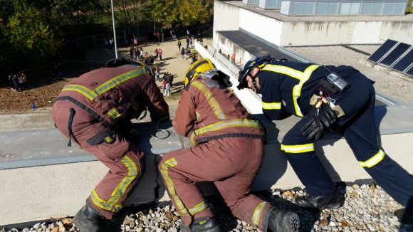 Bombers, Protecció Civil i Policia Local eviten la caiguda d'una planxa al patí del Pla i Farreras