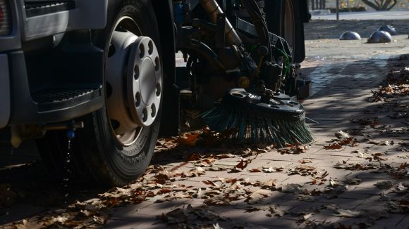Sant Cugat posa en marxa la campanya de recollida de fulles als carrers
