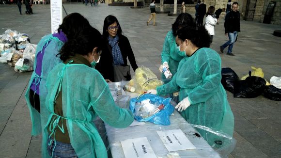 L'anàlisi del contingut d'un contenidor de rebuig determina el reciclatge com una assignatura pendent