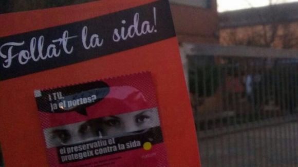 Les JERC reparteixen preservatius i informació als instituts públics en el Dia Mundial contra la Sida