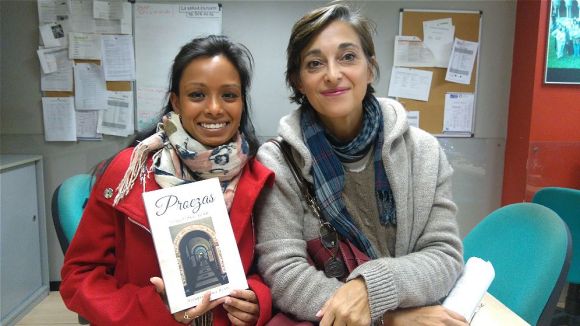 La poetessa Tirupathamma Rakhi i el seu llibre 'Proezas: juegos de azar', a l'espai 'Literatura'