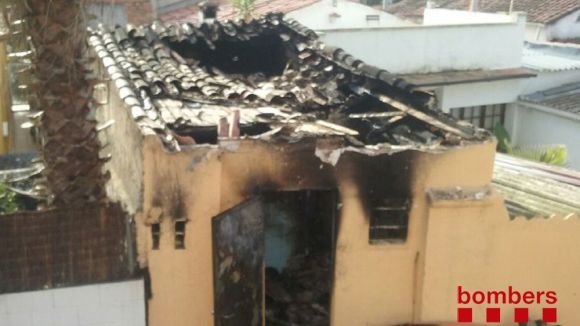 Un incendi ha cremat la nit de dissabte a diumenge la coberta d'un traster de Mira-sol