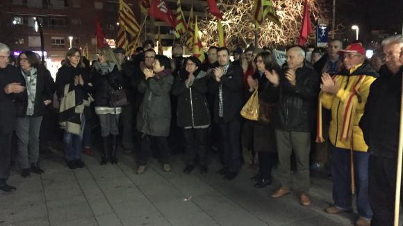 Prop de 150 santcugatencs es manifesten davant l'ajuntament en suport al regidor de Vic Joan Coma
