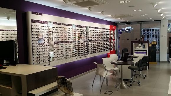 Alain Afflelou regalarà avui 100 ulleres als 100 primers que visitin l'òptica de Sant Cugat