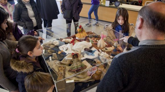 Kim Manresa i la seva filla Ada proposen un viatge arreu del planeta amb l'exposició 'Nines del món'