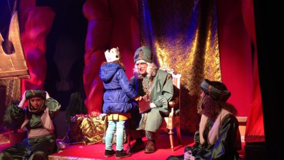 Centenars de nens i nenes lliuren la carta als ambaixadors reials a diferents punts de Sant Cugat