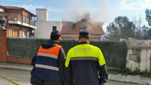 Extingit l'incendi que ha cremat l'última planta d'un edifici del carrer Verge de Montserrat de la Floresta