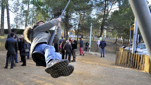 Sant Cugat posarà terra de cautxú al voltant dels jocs dels parcs infantils
