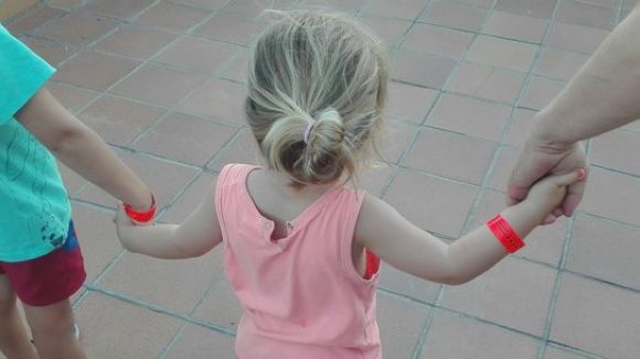 7.000 infants de Sant Cugat ja tenen la polsera identificativa que reparteix Protecció Civil