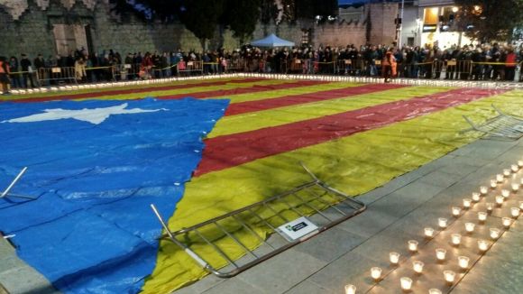 300 persones il·luminen amb espelmes una estelada gegant en suport a Mas, Ortega i Rigau