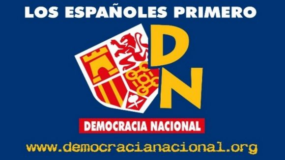 Veïns de la Floresta recullen signatures contra el feixisme per uns cartells de Democracia Nacional