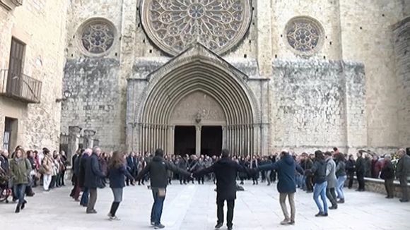 Sant Cugat acomiada el fill predilecte Joan Fàbregas amb la sardana 'La Santa Espina'