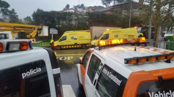 Un home pateix un infart i estavella el cotxe contra el camió de la brigada a la Floresta
