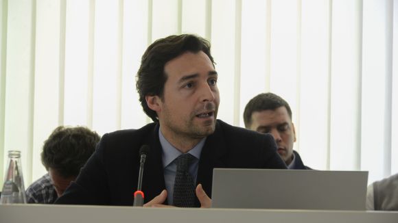 El PP carrega contra Fortuny i veu 'absurda' la maniobra de la pancarta
