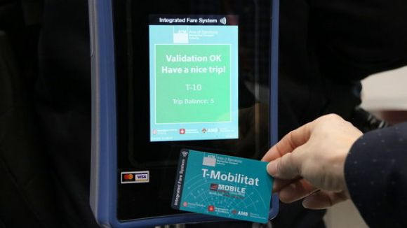 La T-Mobilitat permetrà pagar el bitllet amb el mòbil i el preu dependrà dels viatges que es facin