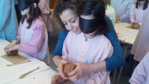 Sent el fang!, un taller de creació a les fosques, a l'espai 'Pinzellades culturals'