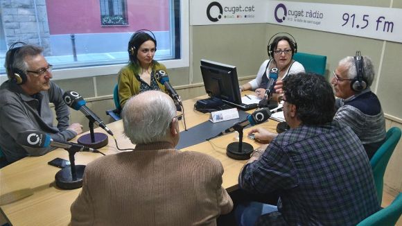 La tertúlia parla de l'escultura de Pep Codó i de l'arribada del bus d'HazteOír