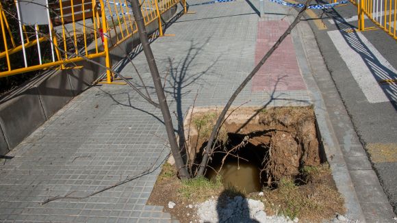 El trencament d'una canonada provoca un esvoranc a la vorera del carrer de Joan XXIII