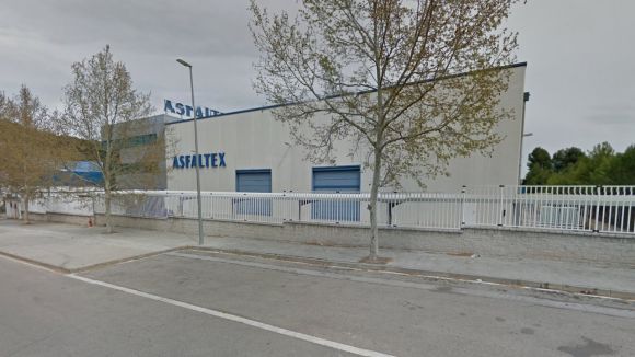 Un intoxicat lleu per fum en una deflagració a la fàbrica d'Asfaltex a Sant Cugat