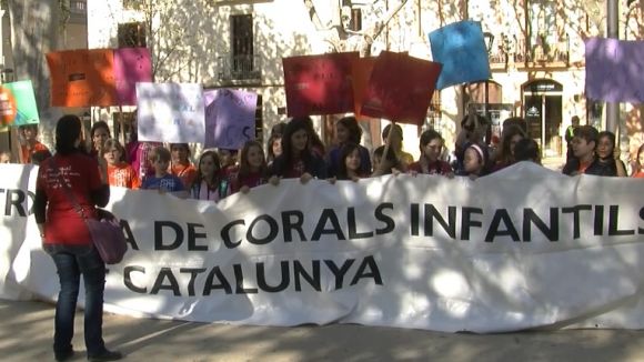 La coral infantil de l'EMMVA celebra el 50è aniversari del SCIC amb una cercavila que ha unit 270 cantaires