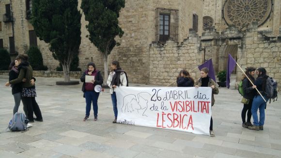 Hora Bruixa reivindica amb una petonejada la visibilització de les dones lesbianes