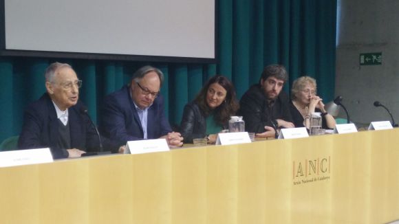 La presentació de 'Periodistes indòmits' analitza el lligam dels mitjans amb el poder