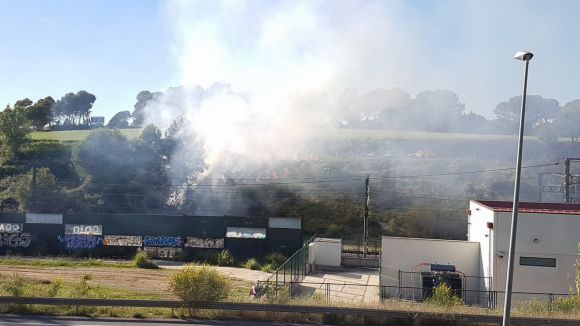 Incendi a unes tanques al costat de l'estació de Renfe de Sant Cugat