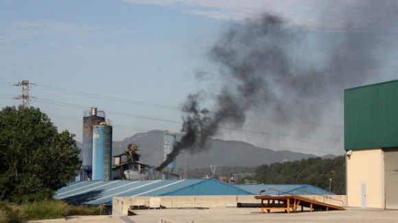 Crema una nau d'Asfaltex, al polígon de Can Calopa de Sant Cugat