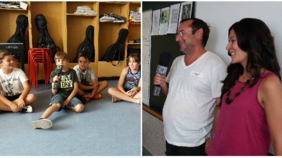Els nens i les nenes de l'escola L'Olivera fan preguntes als membres de la protectora Cau Amic