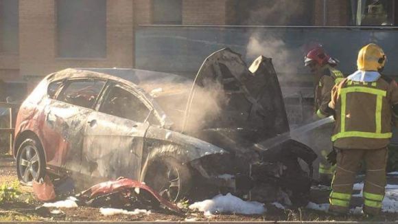 Crema un cotxe a la rotonda de Coll Favà després de xocar contra un arbre