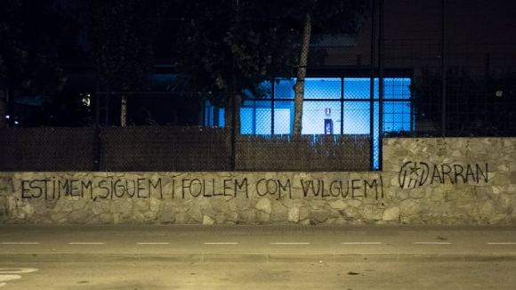 El PP i VOX condemnen les pintades d'Arran a La Farga contra la LGBTIfòbia