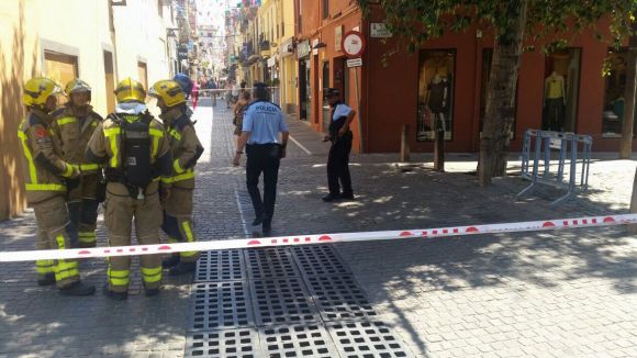 Una fuita de gas talla el carrer del Torrent de la Bomba