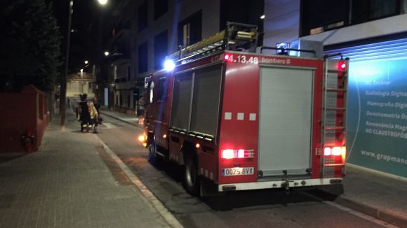 Una fuita d'aigua en un local inunda un pàrquing soterrat del carrer de Sant Jordi