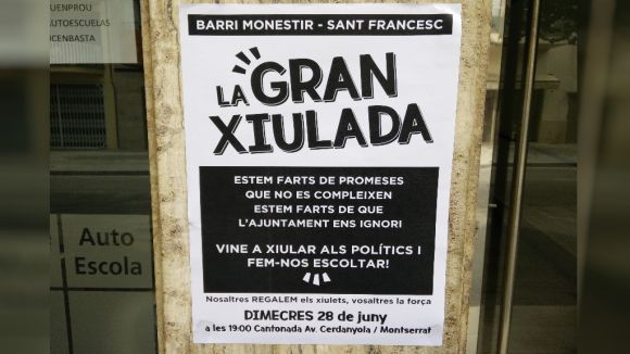 Veïns i entitats de Sant Francesc i Monestir xiularan els polítics al seguici d'inici de Festa Major