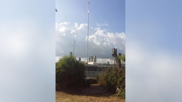 Desapareix l'estelada que onejava des de divendres en uns terrenys privats a la carretera de Cerdanyola