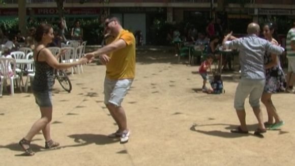 La música i la gastronomia de Cuba donen un toc caribeny a la plaça d'en Coll