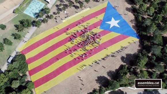 El desplegament de l'estelada més gran del món engega la campanya del 'sí' de l'ANC