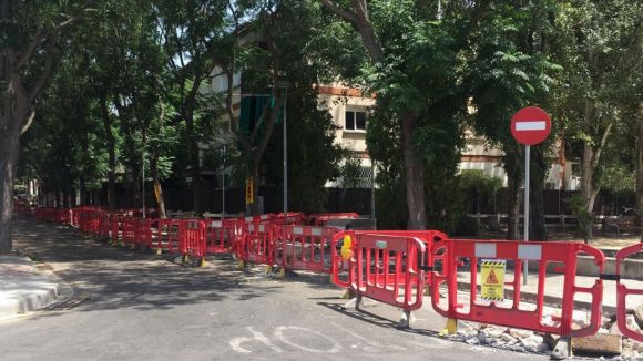 L'Ajuntament amplia les voreres del carrer d'Abat Escarré