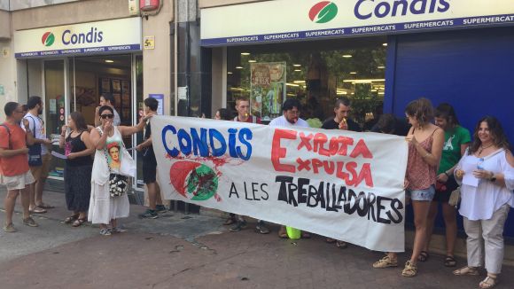 Concentració de suport contra l'acomiadament d'una treballadora de Condis