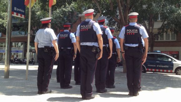 Minut de silenci a la comissaria dels Mossos i banderes a mig pal en record al policia de Gavà mort