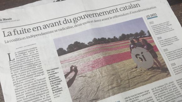 El diari francès 'Le Monde' il·lustra diverses notícies amb l'estelada gegant desplegada a Sant Cugat
