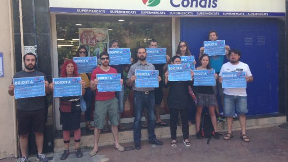 Una dotzena de persones criden al boicot a Condis per l'acomiadament d'una empleada