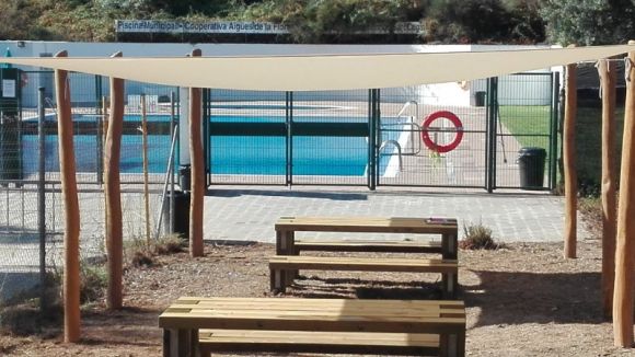 Ja es poden fer servir les noves taules de pícnic del costat de la piscina la Floresta